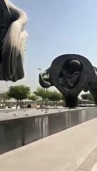 تماثيل ضخمة تُمثل مراحل تطور الجنين