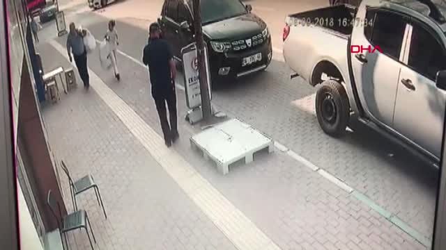 Bursa Gelin Arabalı' Soyguncu, Kuyumcuyu Soymaya Değil, Havaya Ateş Etmeye Gelmiş-Arşiv