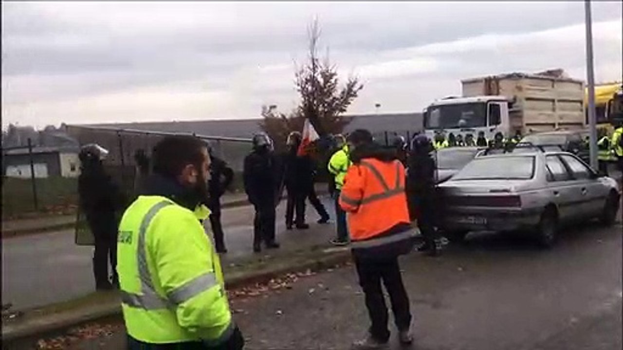 Démantèlement du blocus des gilets jaunes par la police à Easydis Besançon