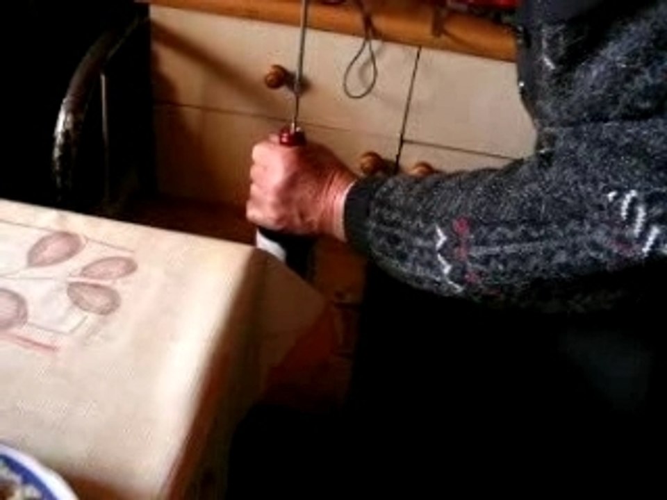 Comment ouvrir une bouteille sans tire-bouchon (Pologne) ?