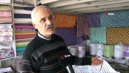 Onun Elinde İğneler Fırça, Yorganlar Tuval