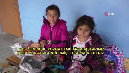 Köy Okulundaki Öğrencilere Koli Koli Oyuncak