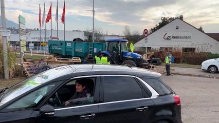 Saint-Dié : les gilets jaunes applaudissent l'arrivée en renfort d'agriculteurs