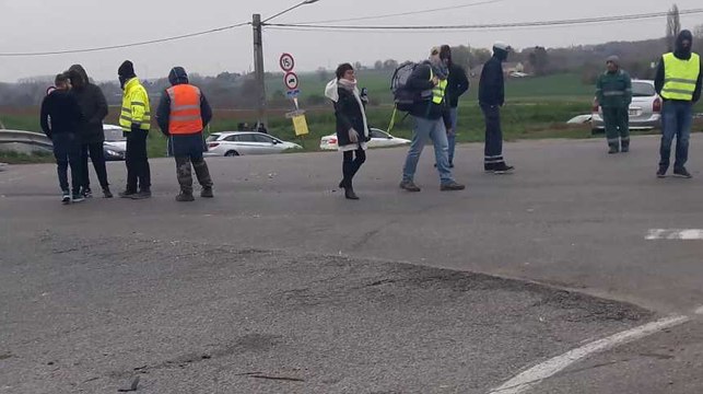 Feluy : Malgré les débordements qui ont eu lieu ce lundi soir, tant qu'ils n'ont pas de réponse positive du gouvernement à leurs revendications, les manifestants pacifistes maintiennent le blocage