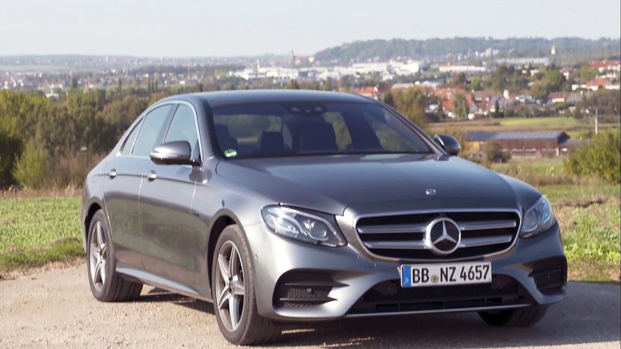 La Mercedes E 300 e hybride rechargeable affiche une autonomie électrique de 50 km