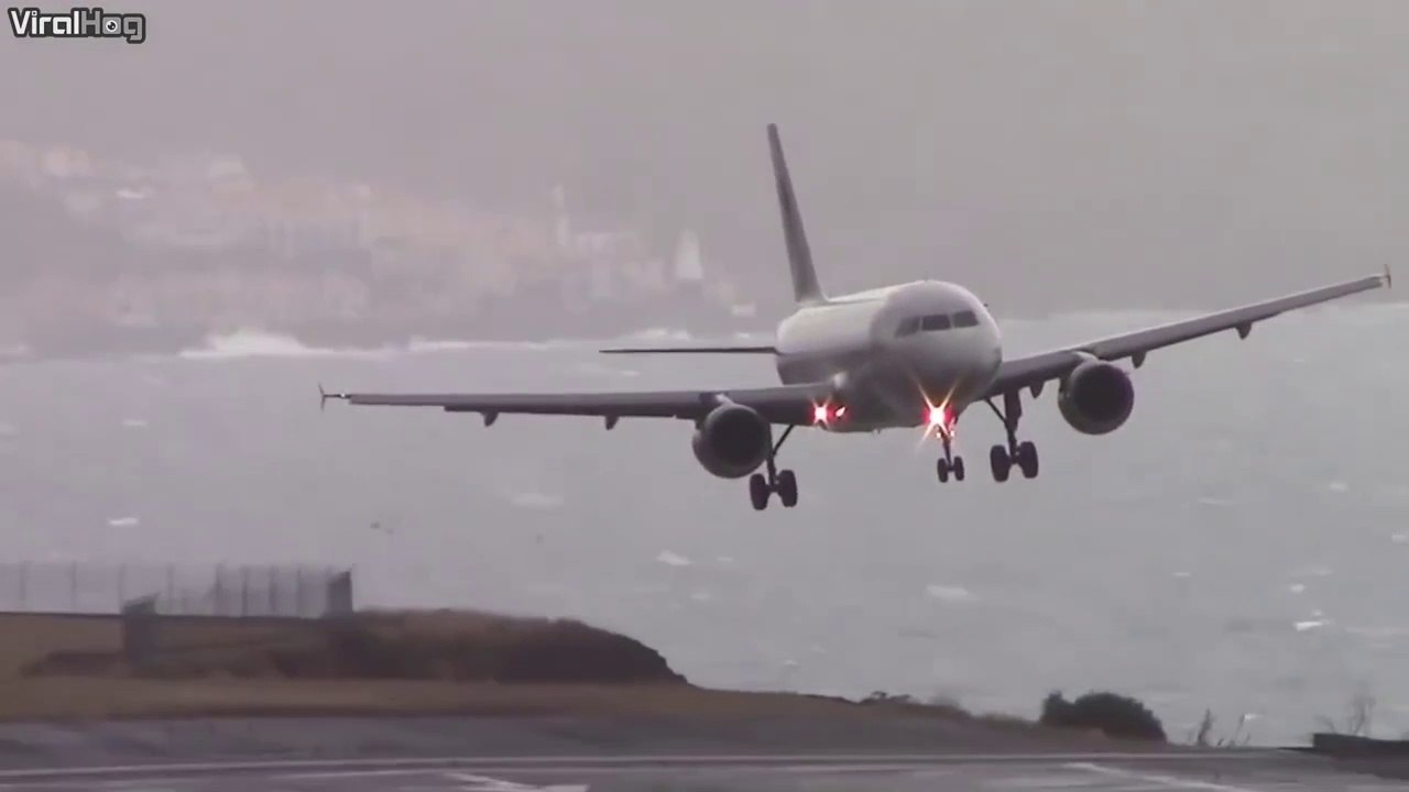 Un avion atterrit par grand vent : grosse maitrise du pilote