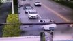 Cet automobiliste miraculé sort vivant de sa voiture écrasée par un pylône lampadaire !
