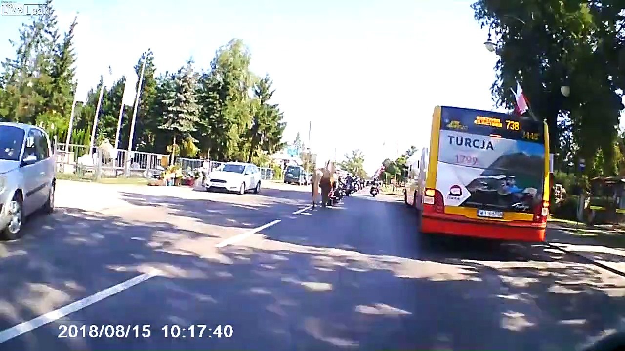 Un motard renversé par un cheval fou au milieu de la route