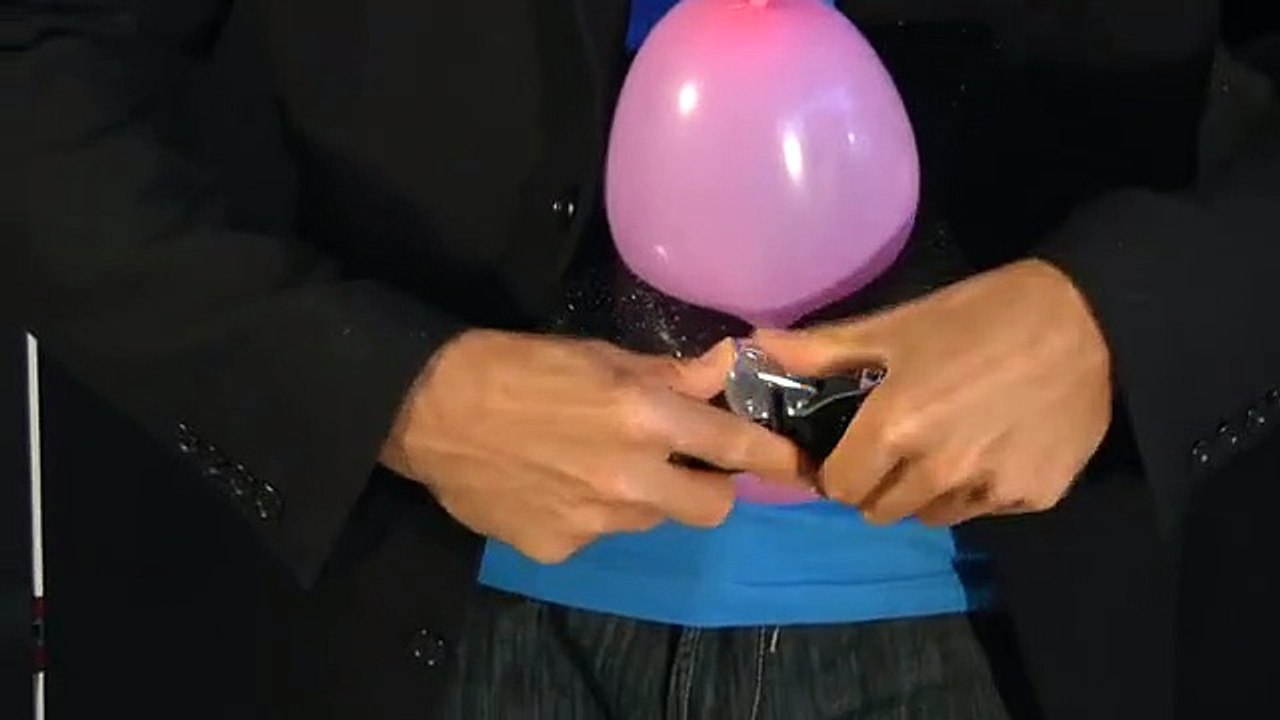 Spada attraverso il collo