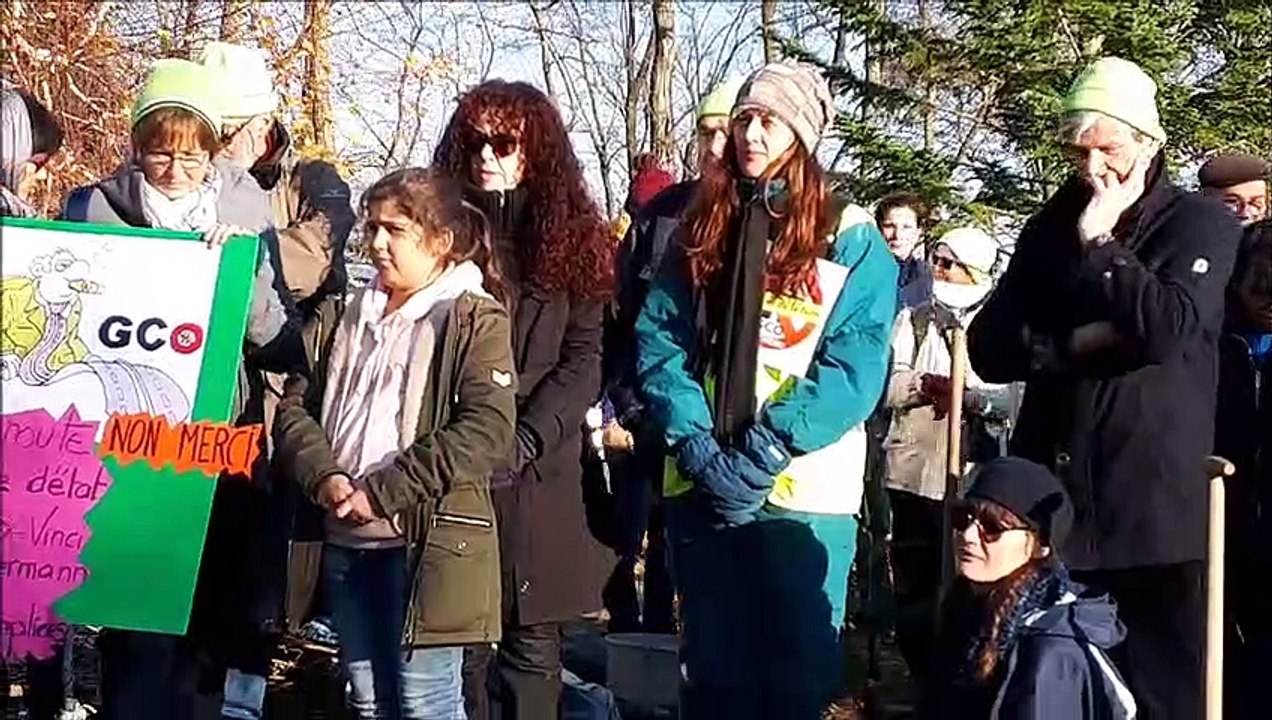 Plantation d'arbustes dimanche à Pfulgriesheim, en présence des grévistes de la faim