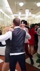 Esposa "luta" para afastar marido bêbado de jovem "sedutora"