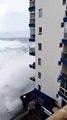 Des vagues détruisent plusieurs balcons