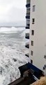 Une vague haute de trois étages ravage des habitations à Tenerife