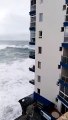 Des vagues géantes viennent endommager les balcons d’un immeuble au Canaries