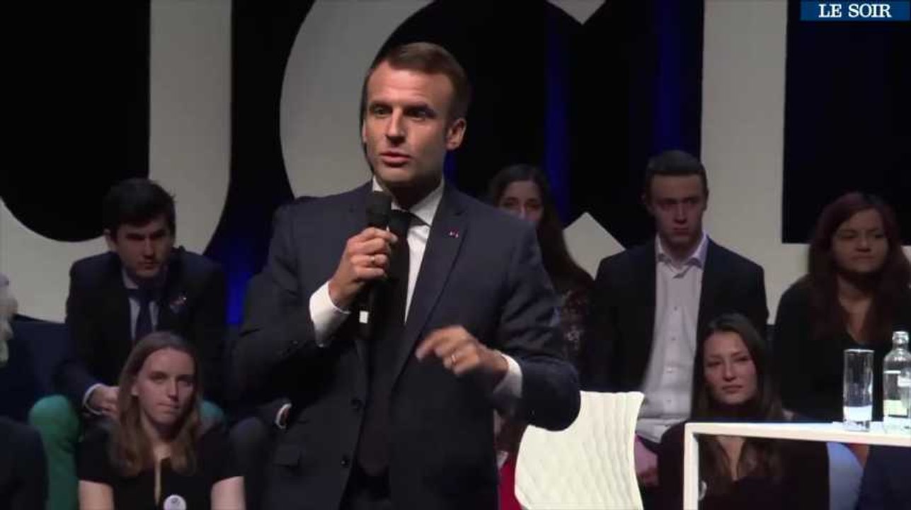 Emmanuel Macron, interpellé par des étudiants lors d'un débat à l'Université Catholique de Louvain