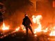 عاجل فرنسا  اندلاع مواجهات بين الشرطة ومحتجين على ارتفاع أسعار الوقود و سياسات ماكرون الفاشلة وسقوط العشرات من الجرحى