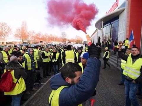 فرنسا مظاهرات ضد سياسة ماكرون و رافضة للزيادة في اسعار المحروقات