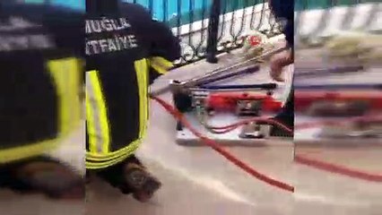Balkon korkuluğa sıkışan köpeği itfaiye kurtardı