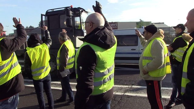 Les gilets jaunes délogés à Auchan Villars