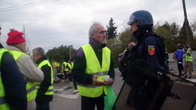 Bessan - Les gilets jaunes évacués par les gendarmes