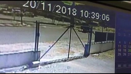 Câmera flagra carro e motocicleta se envolvendo em grave colisão