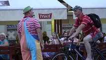 Un clown arrête un cycliste imprudent