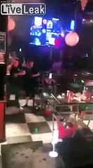Fin de soirée : ils s'envoient des bouteilles dans ce bar !