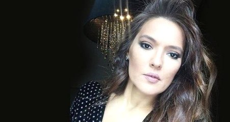 Demet Akalın, Siyah Elbisesiyle Takipçilerini Mest Etti: Kuğu Gibisin