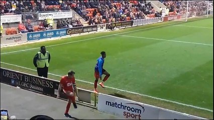 أحد مشجعي ليتون أورينت يقوم بتقليد لاعبي روملي