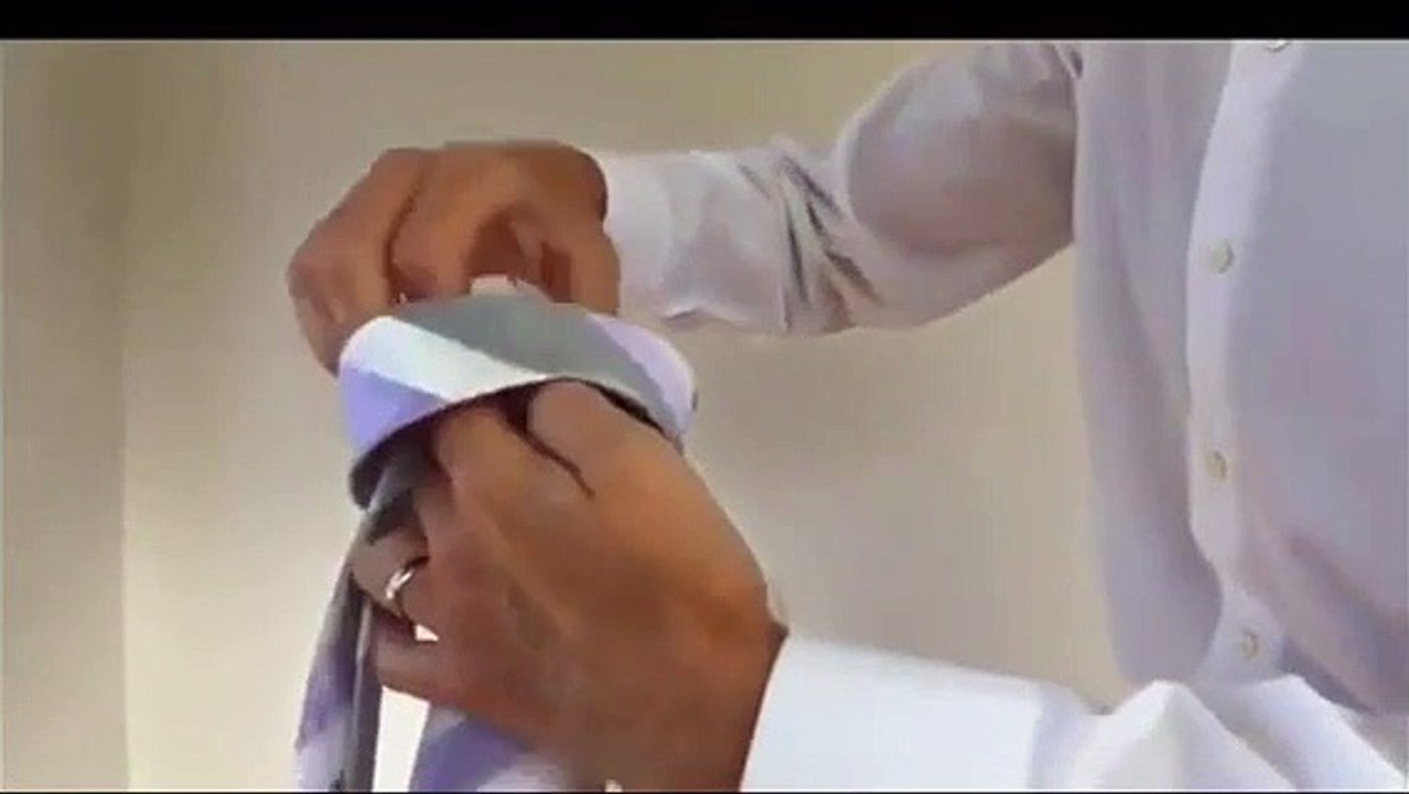 Voilà comment on noue une cravate en quelques secondes - Technique ultra rapide