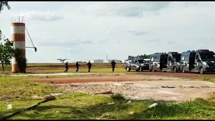 C-105 Amazonas pousa em Cascavel com presos que vieram de Curitiba