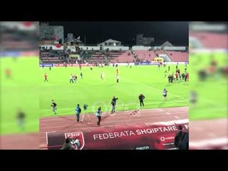 Ora News - Tifozët "pushtojnë" fushën, kërkohet Gareth Bale