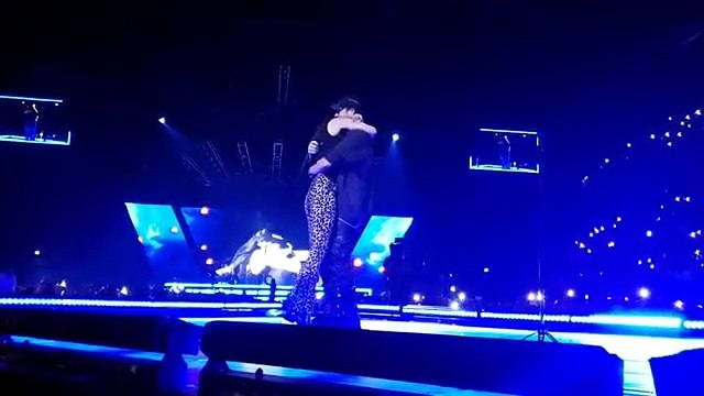 Edhe pse i martuar Enrique Iglesias kap nga të PASMET fansen në koncert