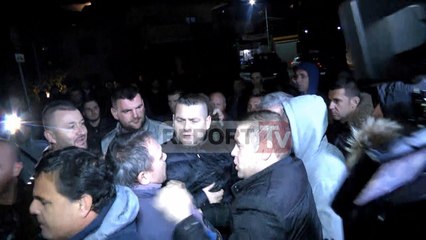 Download Video: Spiunë dhe tradhtarë'/ Banorët e 'Unazës së Re' përplasen me njëri-tjetrin gjatë protestës