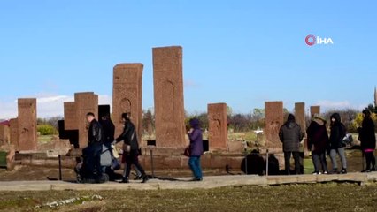Erdoğan'ın Çağrısından Sonra Ahlat Selçuklu Mezarlığına Ziyaretçi Akını