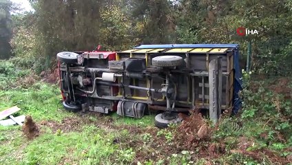 Sarıyer'de virajı alamayan kamyonet ormanlık alana devrildi