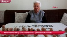 Tarlasından bulduğu tarihi eserleri müze yetkililerine teslim etti