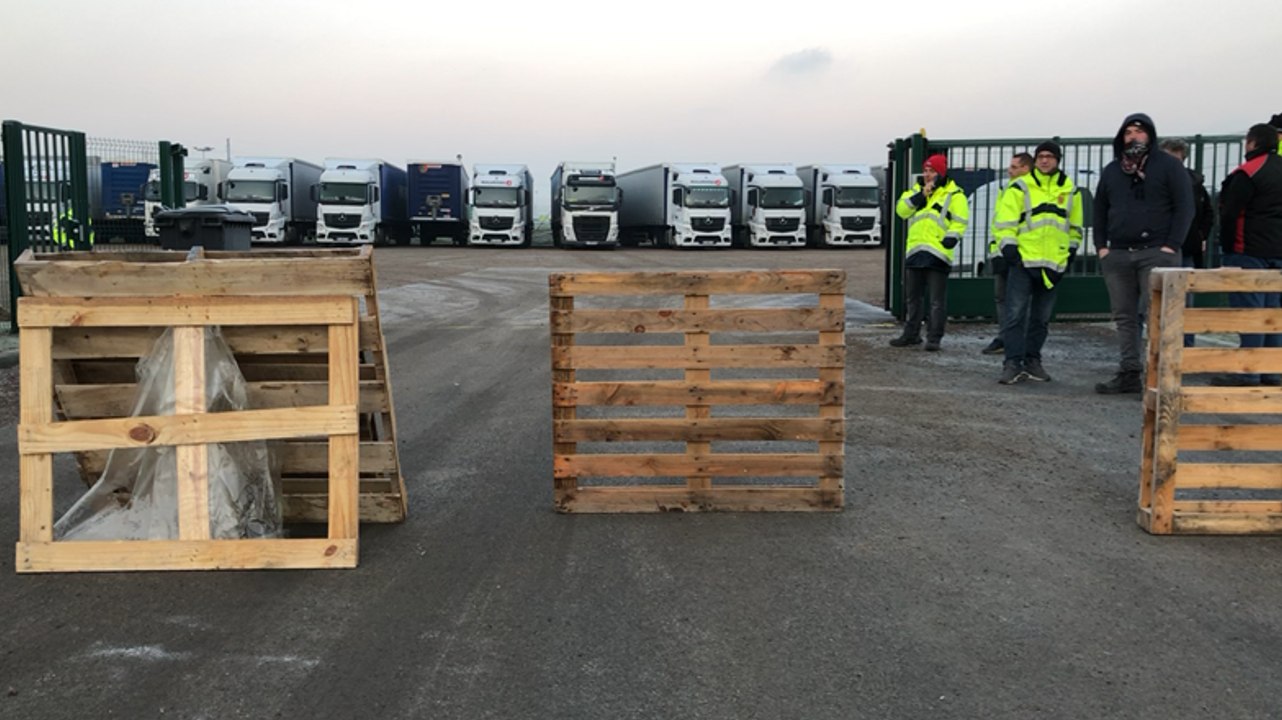 Les Gilets jaunes bloquent un parking par lequel transitent de nombreux poids lourds