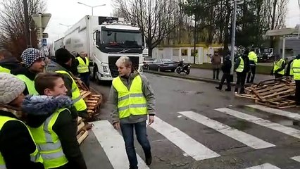 Besançon : les gilets jaunes laissent sortir un véhicule par heure du dépôt Easydis, qui alimente les supermarchés Casino de la région