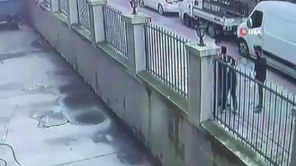 Sultangazi'de Sokak Ortasında Gasp Dehşeti Kamerada