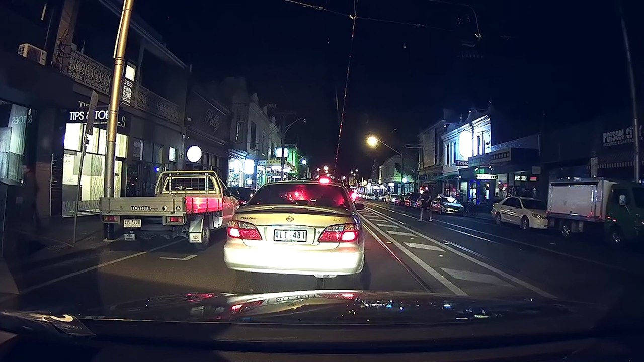 Un cycliste percute violemment une piétonne qui ne regarde pas avant de traverser
