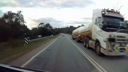 Un poids lourd se renverse sur la route parce qu'il roule trop vite dans un virage