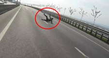 160 Km Hızla Giden Motosiklette Şov Yapmak İsteyen Sürücünün, Kaza Anı Kameraya Yansıdı