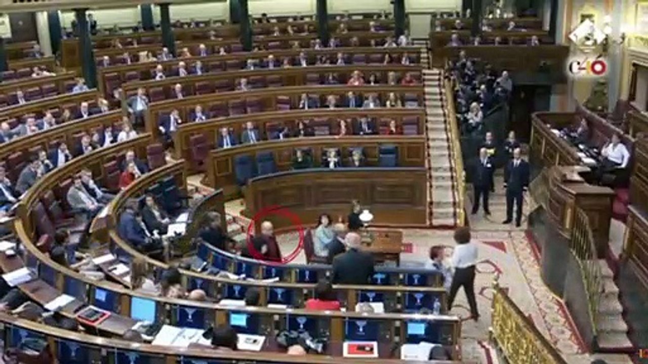 Un diputado de ERC escupe al ministro Borrel