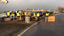 Gilets jaunes à Falaise . Le filtrage continue tranquillement