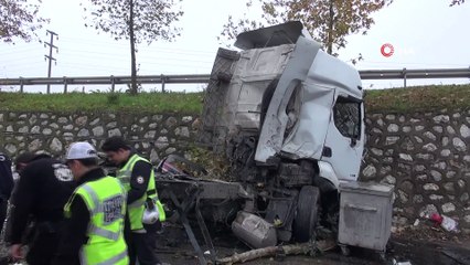 Tanker duvardan uçarak devrildi, çevredekiler yakacak odun peşine düştü