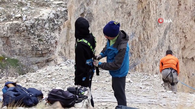 Rus sporculardan metrelerce yüksekten nefes kesen atlayış...Kuş gibi havada süzülen sporcular drone ile görüntülendi