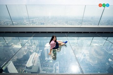 السير بين السحاب.. مغامرة خطيرة تسبب الرعب في بانكوك