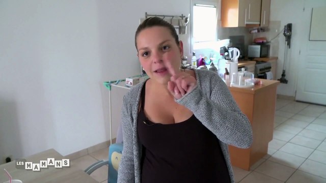 Dans Les mamans , Julie, qui attend son cinquième enfant, part à la maternité