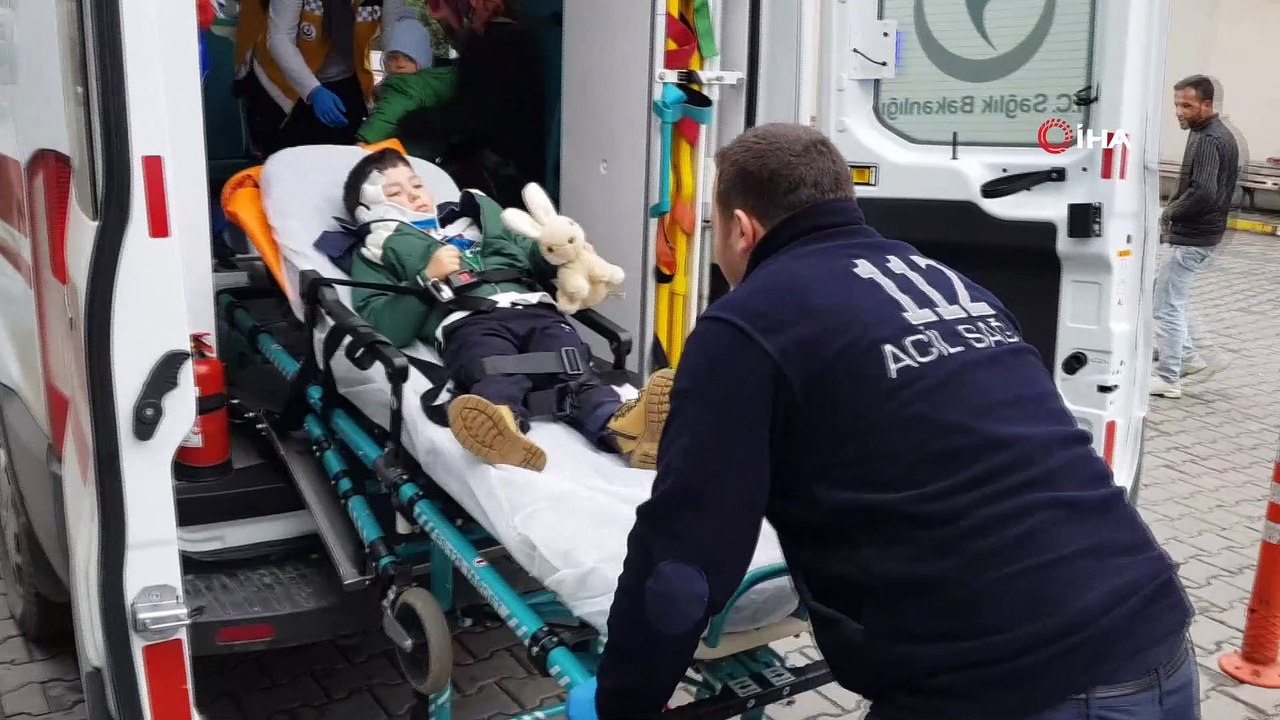 Küçük çocuk kaza sonrası elindeki oyuncağı bir an olsun bırakmadı